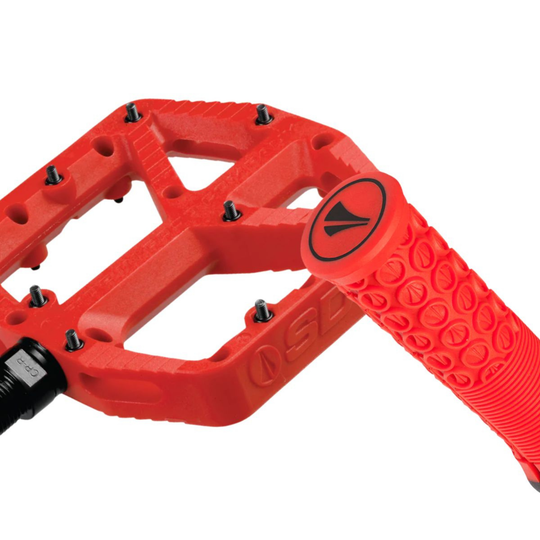 KIT 2 PEDALES SDG 110MM X 105MM + 2 GRIPS DE 33MM DE REGALO