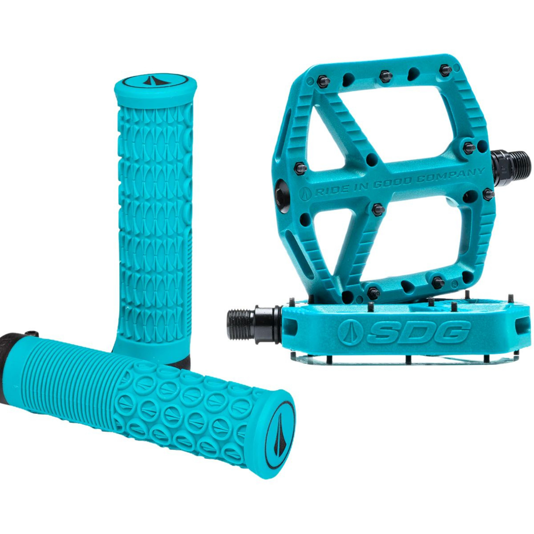 KIT 2 PEDALES SDG 110MM X 105MM + 2 GRIPS DE 33MM DE REGALO