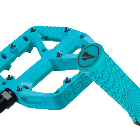 KIT 2 PEDALES SDG 110MM X 105MM + 2 GRIPS DE 33MM DE REGALO