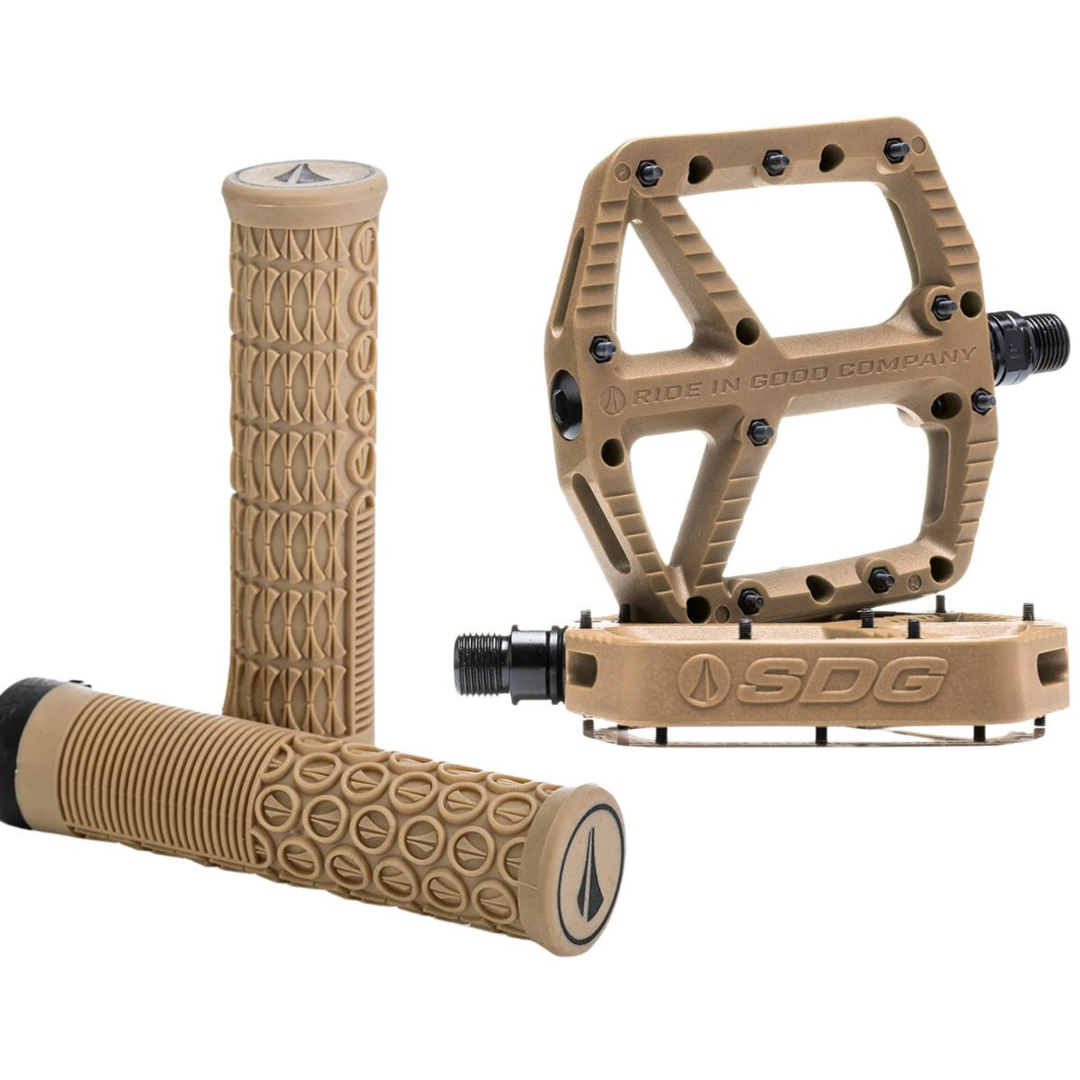 KIT 2 PEDALES SDG 110MM X 105MM + 2 GRIPS DE 33MM DE REGALO