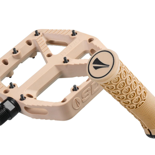 KIT 2 PEDALES SDG 110MM X 105MM + 2 GRIPS DE 33MM DE REGALO