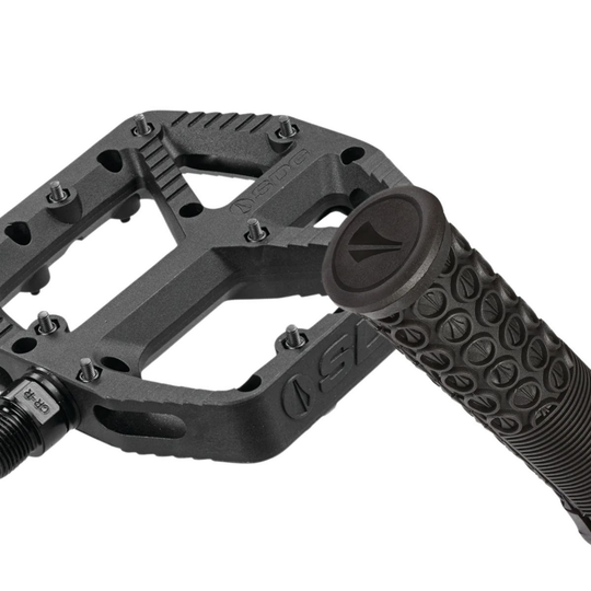 KIT 2 PEDALES SDG 110MM X 105MM + 2 GRIPS DE 33MM DE REGALO