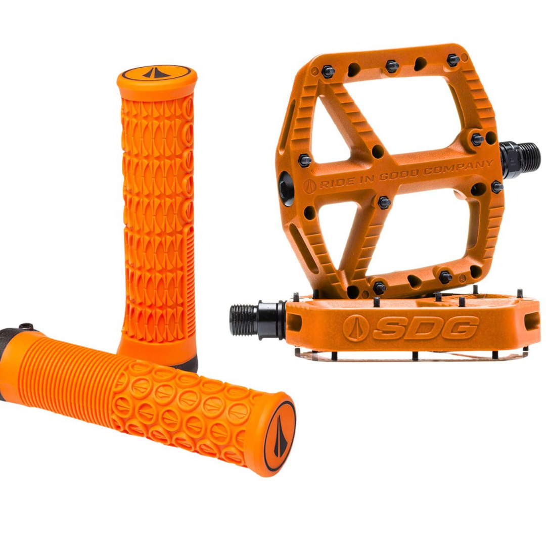 KIT 2 PEDALES SDG 110MM X 105MM + 2 GRIPS DE 33MM DE REGALO