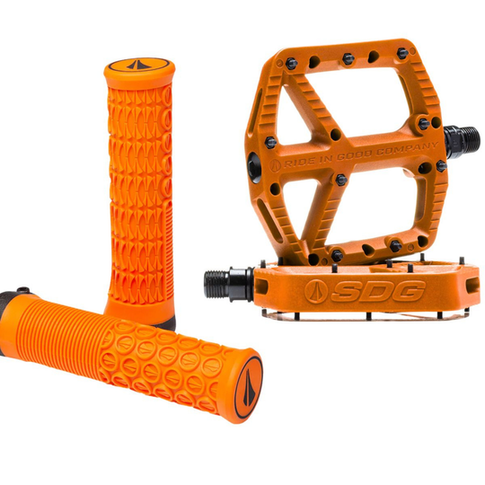 KIT 2 PEDALES SDG 110MM X 105MM + 2 GRIPS DE 33MM DE REGALO