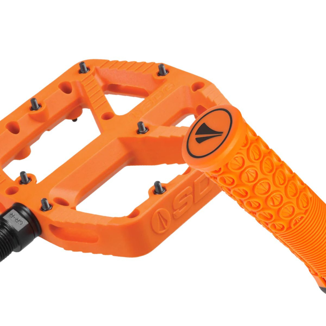 KIT 2 PEDALES SDG 110MM X 105MM + 2 GRIPS DE 33MM DE REGALO