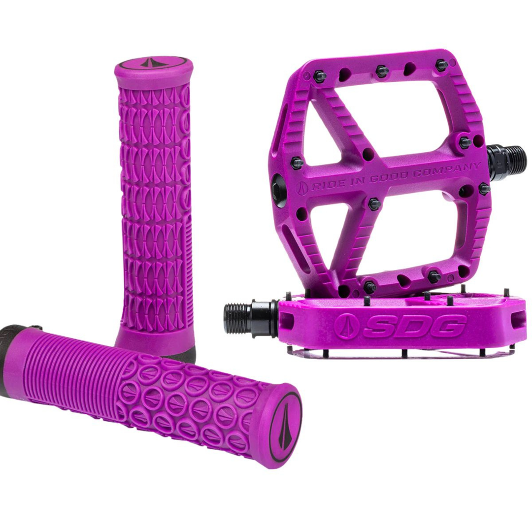 KIT 2 PEDALES SDG 110MM X 105MM + 2 GRIPS DE 33MM DE REGALO