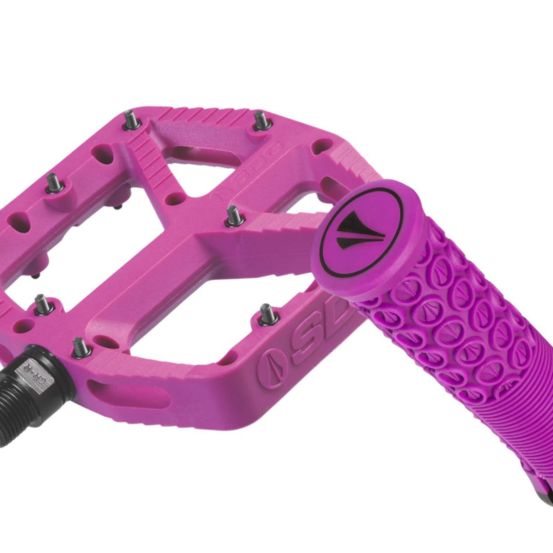 KIT 2 PEDALES SDG 110MM X 105MM + 2 GRIPS DE 33MM DE REGALO